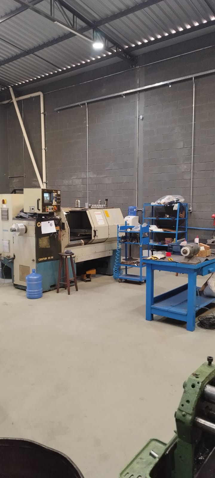 Torno CNC em operação na oficina da DG MAQ em Piedade - SP